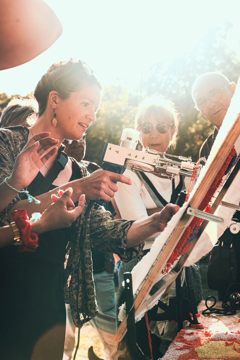 Animation tufting en plein air : le public découvre le pistolet à tufter