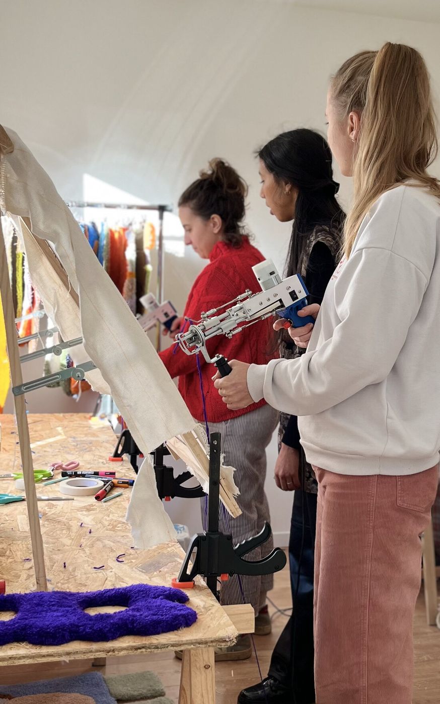 Trois participantes tuftent au pistolet pendant un atelier tufting au studio Ilell à Lorient