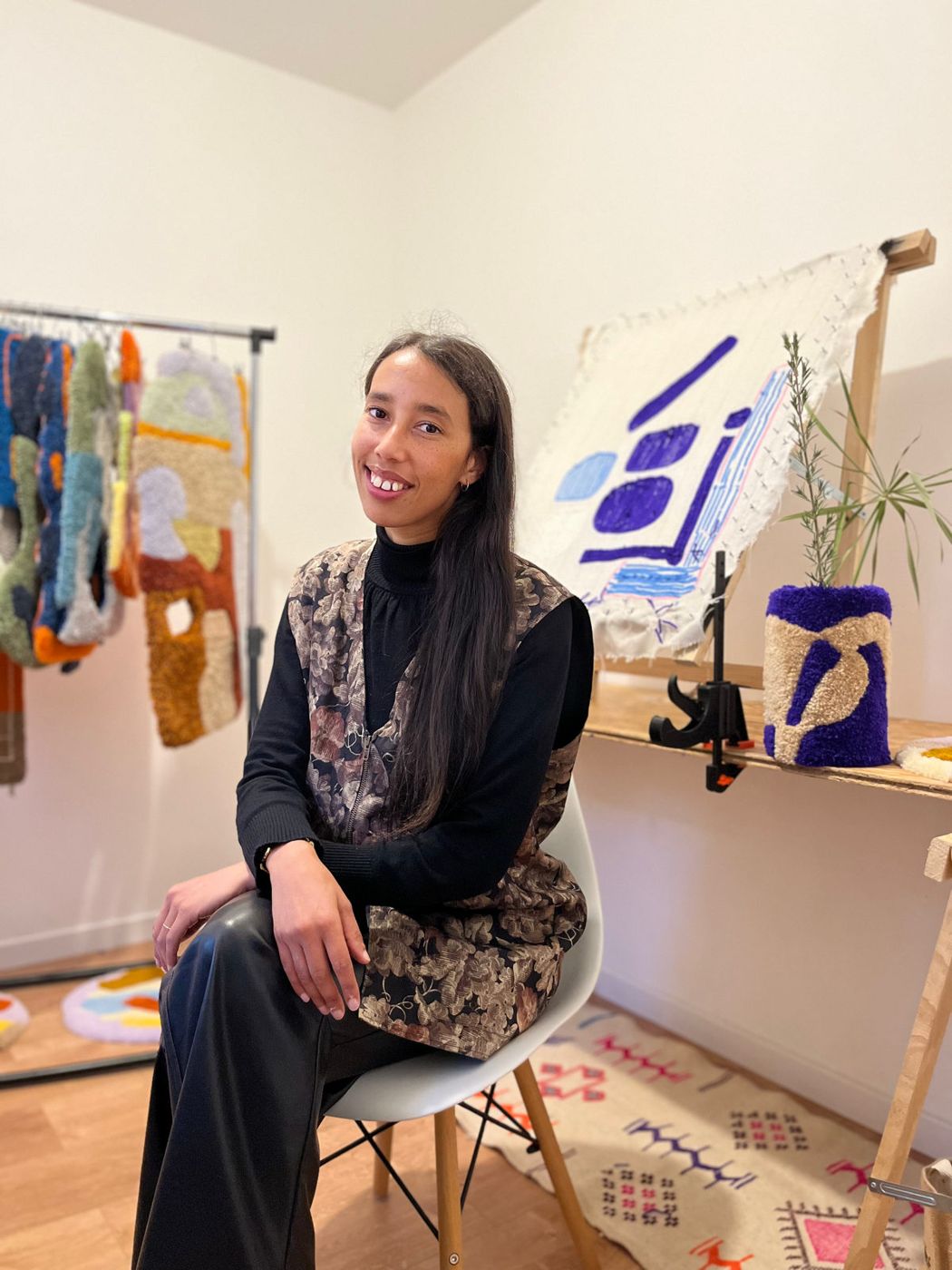 Sandrine, fondatrice d'Ilell Studio, assise dans son studio entourée de ses créations
