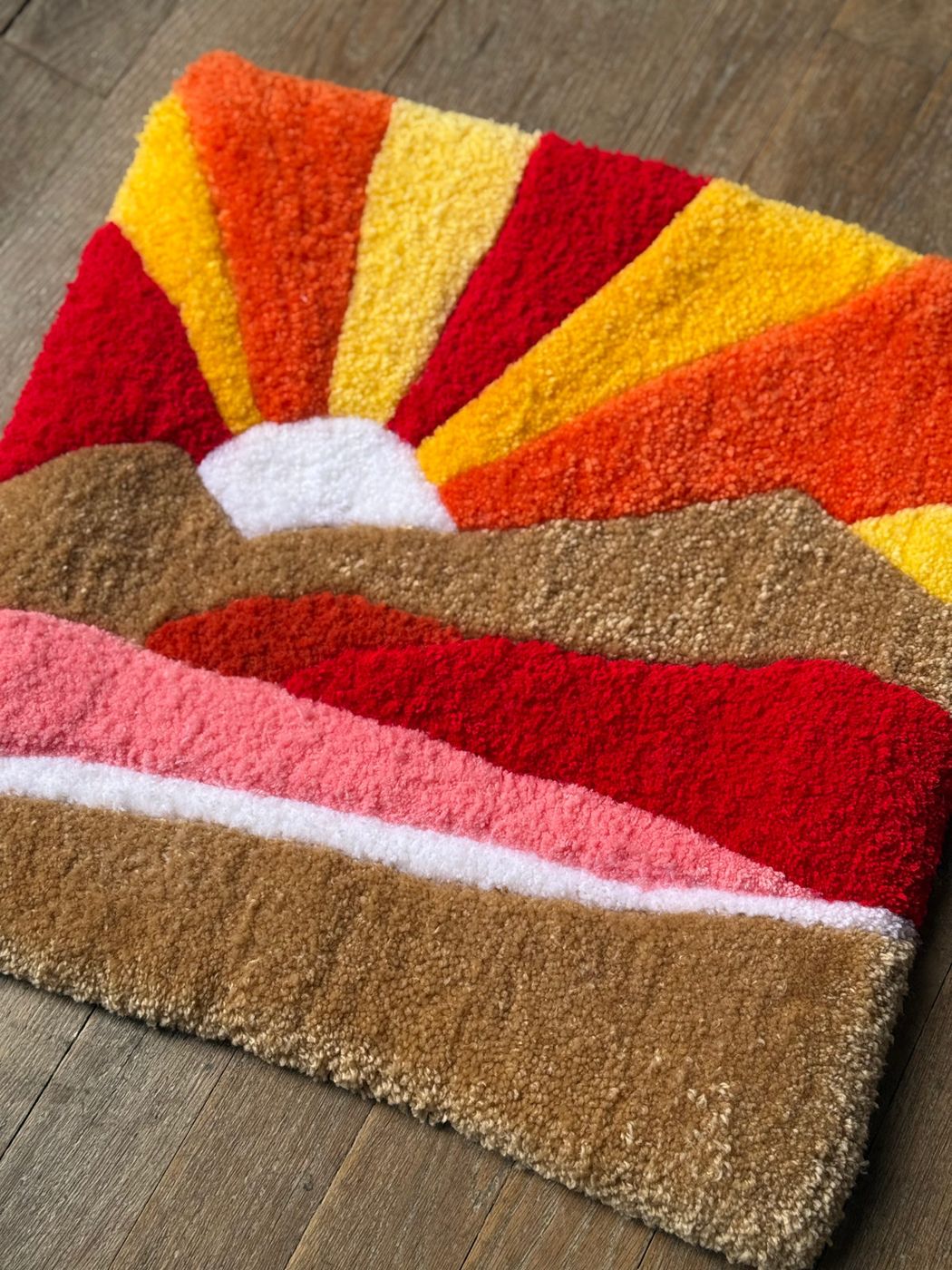 Tapis coucher de soleil aux rayures rouges, oranges et roses