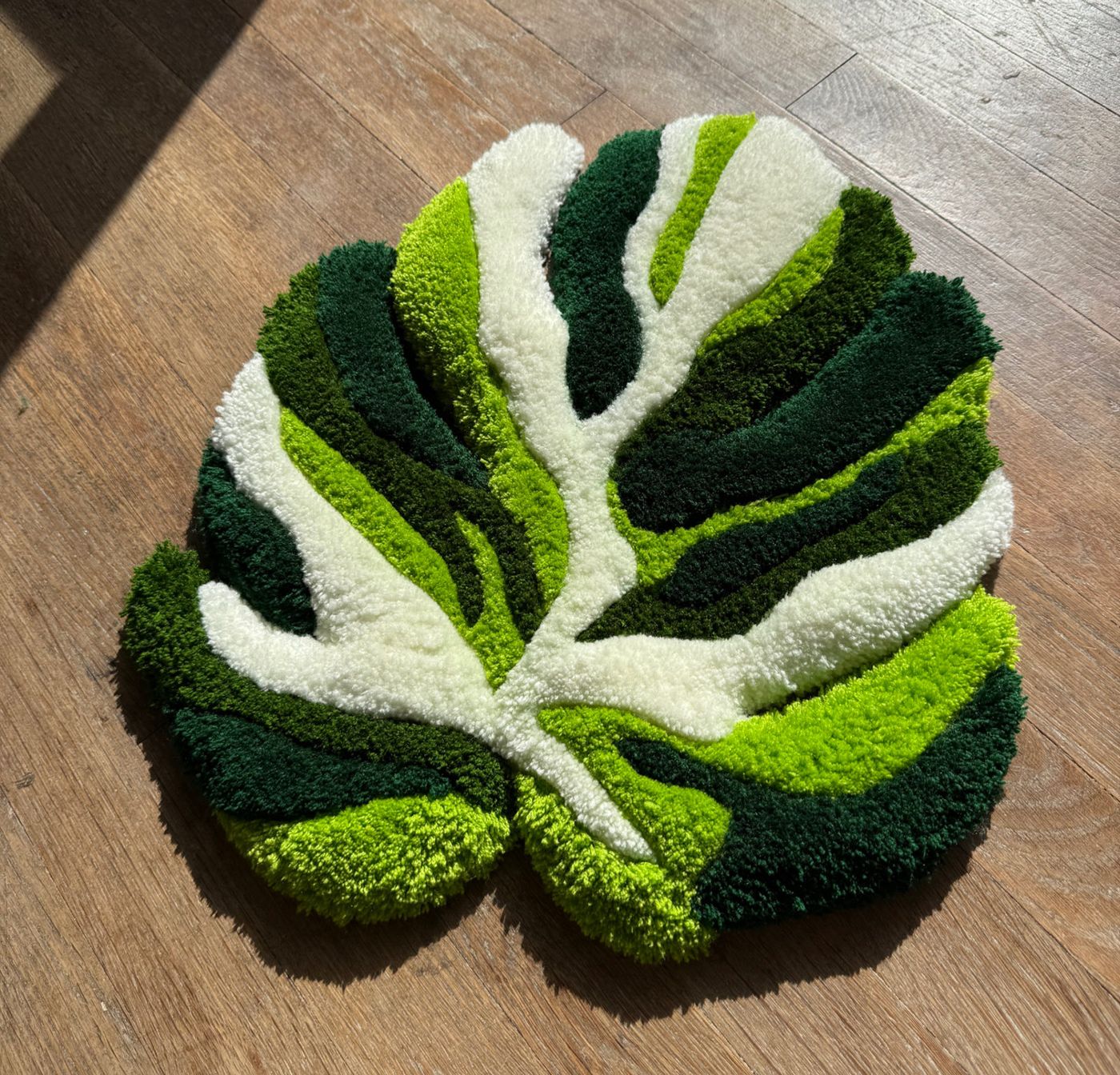 Tapis en forme de feuille de monstera, laine verte et blanche