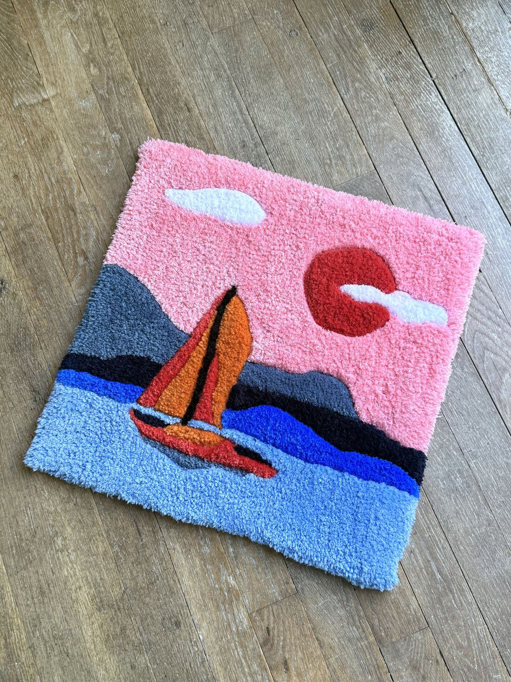 Tapis tufté : voilier orange sur la mer au coucher du soleil, ciel rose